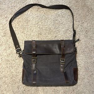 Brown-gray laptop messenger bag.